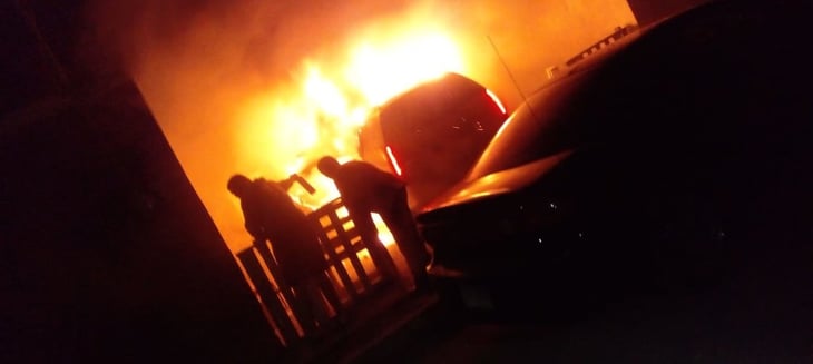 Cadillac arde en llamas en Cuatro Ciénegas