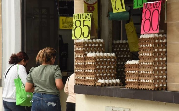 Estadounidenses cruzan a México para comprar huevos por altos precios