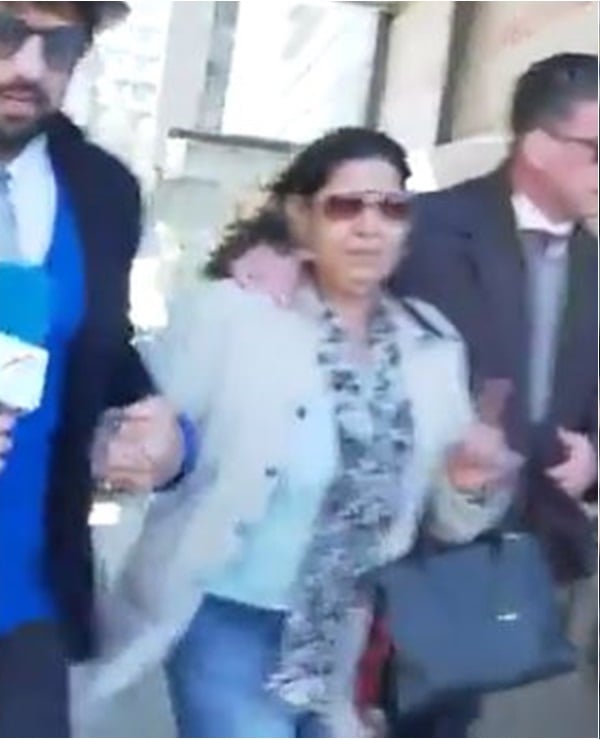 Madre de Dani Alves aparece en video; confía en la inocencia del futbolista