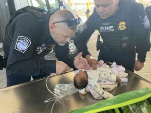 Oficiales de CBP reaniman a bebé en el puente de Del Rio