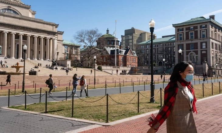VIDEO: Estudiantes de Harvard abandonan en protesta clase de profesor señalado de acoso