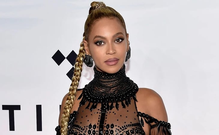 Beyoncé conquista Dubái con vestido de corsé y transparencias