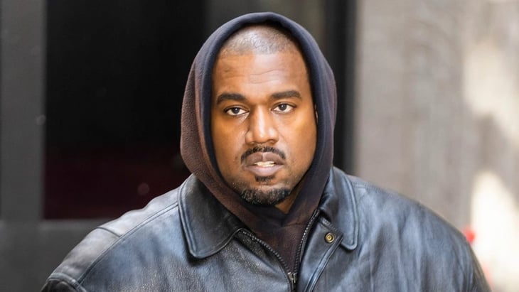Kanye West le arrebata celular a una mujer en la calle