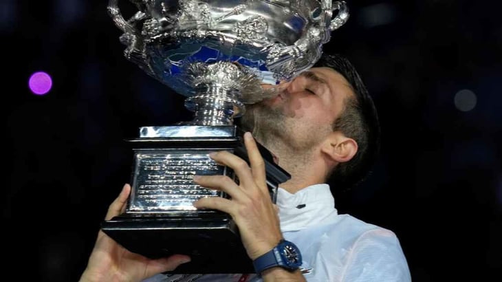Novak Djokovic se impone a Tsitsipas e iguala a Rafael Nadal con 22 Grand Slams