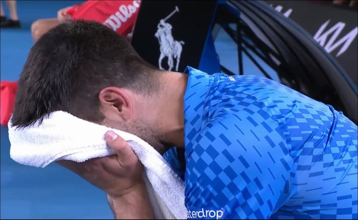 Novak Djokovic rompe en llanto luego de ganar el Abierto de Australia y su Grand Slam 22