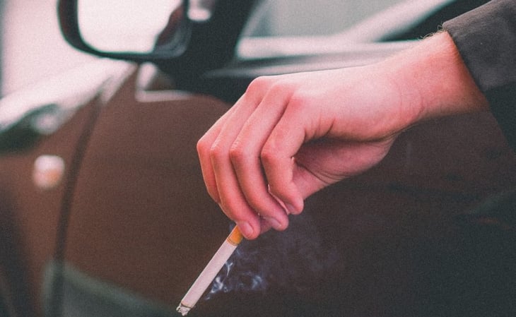 Cómo eliminar el olor a cigarro de tu auto