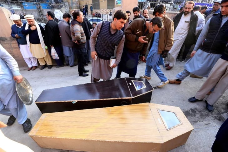 59 muertos deja atentado suicida en mezquita de Pakistán