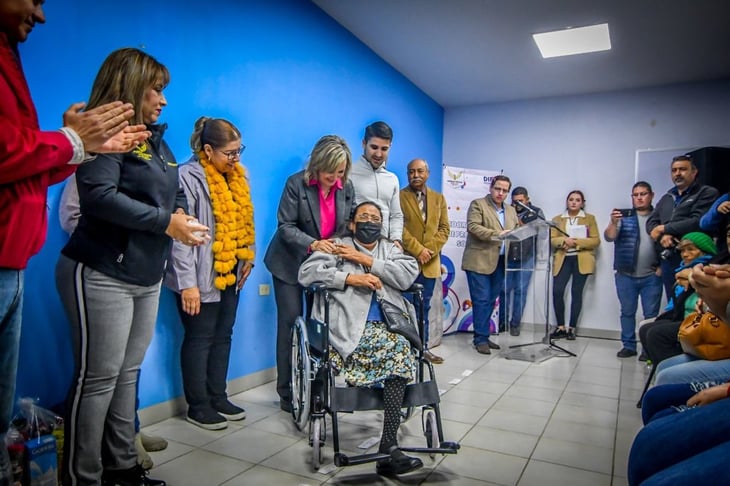 Alcaldesa Norma Treviño y programa 'DAMS' entrega sillas de ruedas 