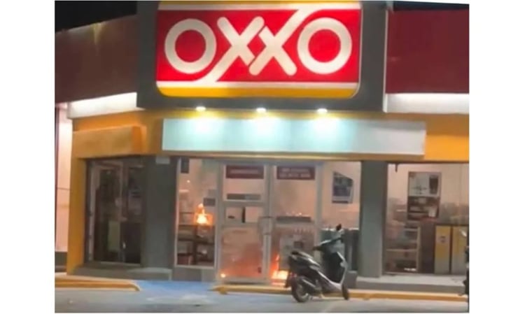 Reportan incendios de tiendas Oxxo por grupos armados en municipios de Guanajuato