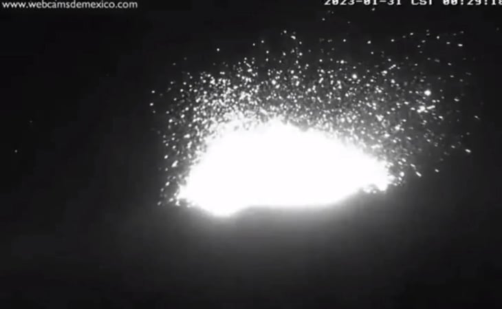 VIDEO: Volcán Popocatépetl presentó 2 explosiones y arrojó material incandescente 