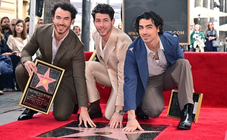 Los Jonas Brothers reciben su estrella en Hollywood junto a sus esposas e hijos
