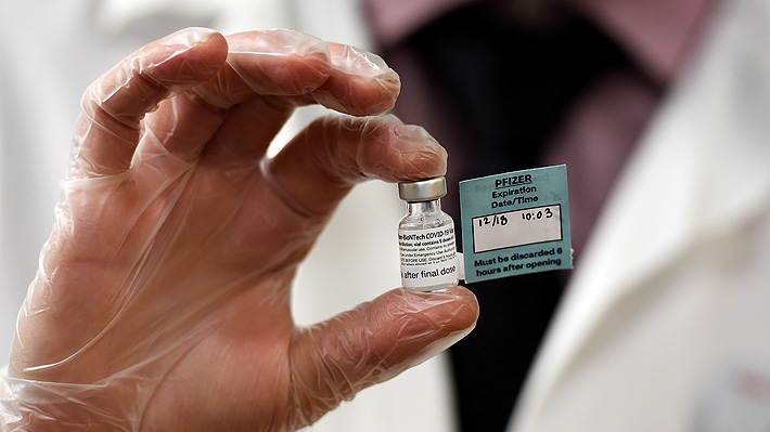 Políticos piden que Pfizer aclare si está mutando el COVID para crear vacunas