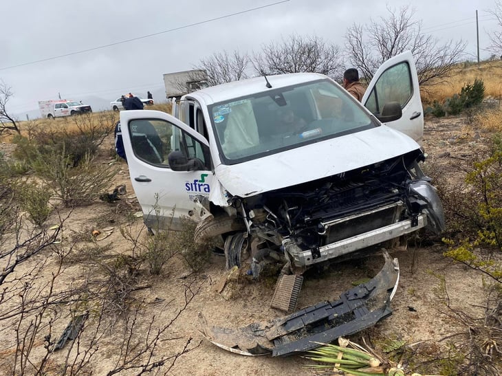 Conductor sufre salida de camino en la carretera Monclova-Sabinas