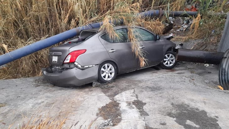 Conductor cae con su auto al Río Monclova