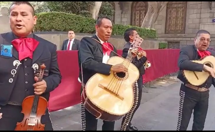 Mariachis le cantan de nueva cuenta a Marcelo Ebrard al salir de la antigua sede del Senado
