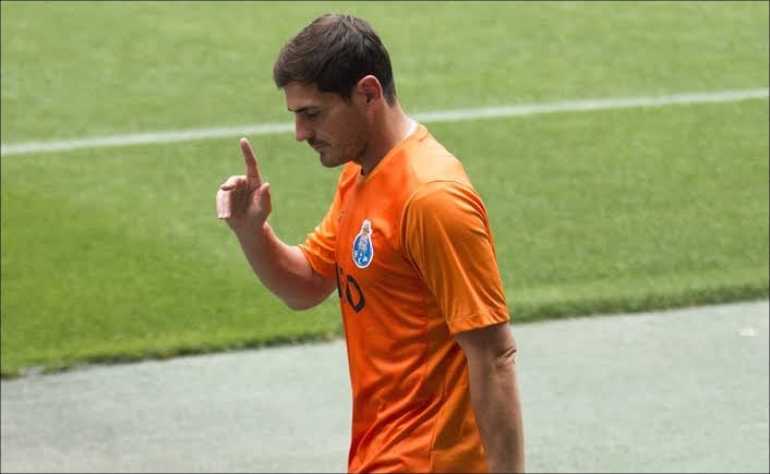Piqué expone error cometido por Iker Casillas en WhatsApp