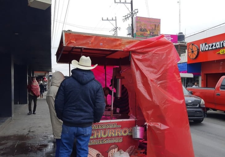 Por bajas temperaturas incrementan ventas de vendedores de comida en las calles de Monclova 