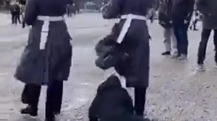 Guardias ingléses tiran a niño que se les atravesó en su marcha