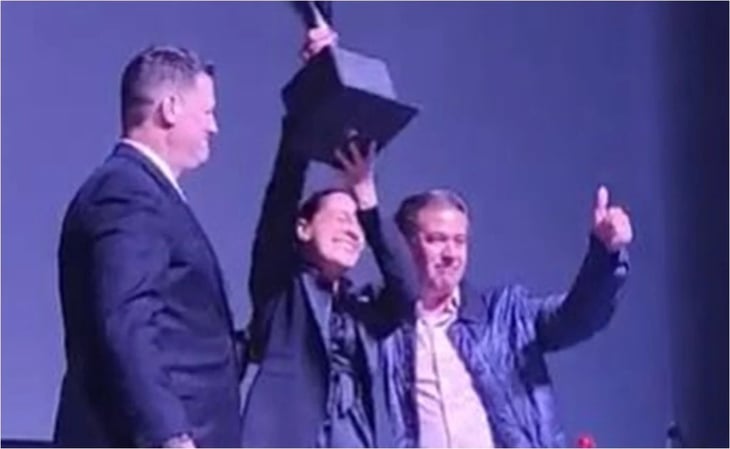 Padres de Federico Gutiérrez reciben el premio Novato del Año que ganó ‘Fico’ en 2022