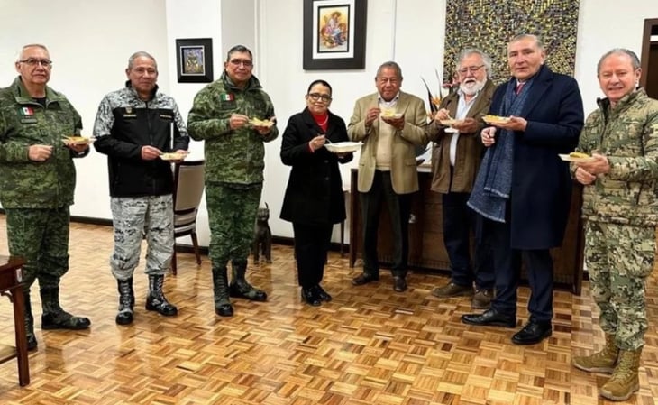AMLO festeja el Día de la Candelaria con corundas y gabinete de Seguridad con tamales de chipilín