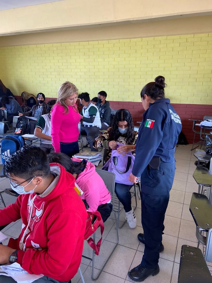 Educación y policía escolar, llevan a cabo la operación mochila en Monclova 