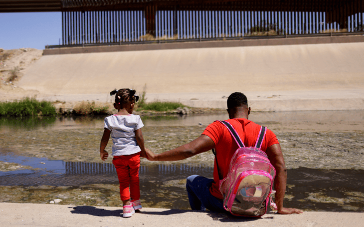 Más de mil niños migrantes siguen separados de sus padres 