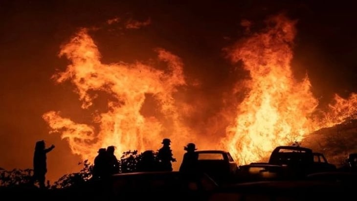 Incendio forestal que azota el centro de Chile deja cuatro muertos