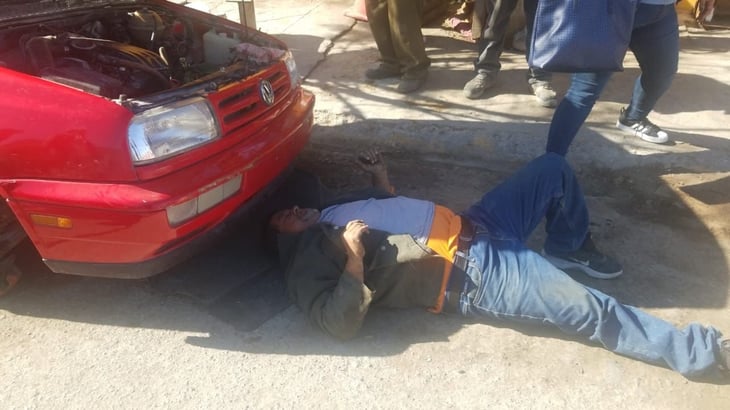 Auto cae sobre mecánico en el Fraccionamiento San José de Monclova