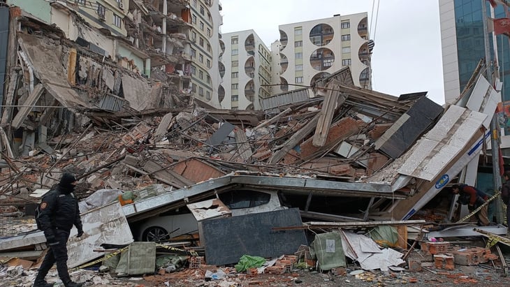 Terremoto azota Turquía y Siria, causa más de mil 600 muertos y derriba al menos 2 mil 818 edificios
