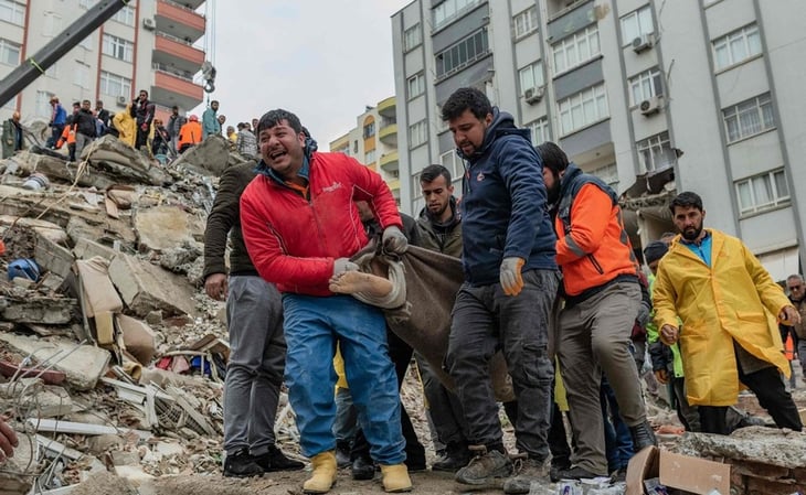 '¡Ayuda, ayuda, por favor!': Videos muestran a turcos y sirios atrapados en los escombros tras terremoto