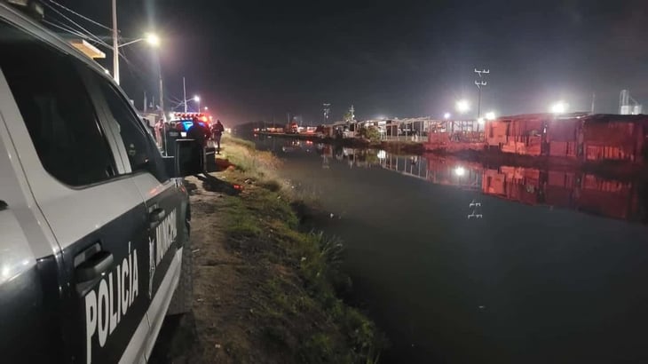 En Ahome, trabajadores improvisan lancha de madera para cruzar canal pero uno muere ahogado 