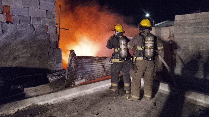 Casa llena de basura en Ramos Arizpe arde en voraces llamas  
