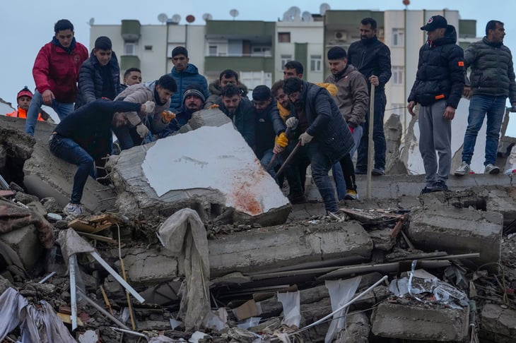 Mueren más de 3,000 personas tras terremotos en Siria y Turquía