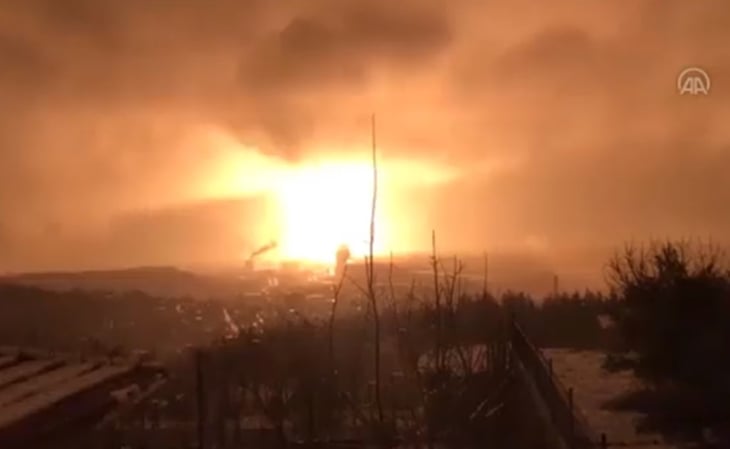 Reportan fuerte incendio en puerto de Turquía tras terremoto
