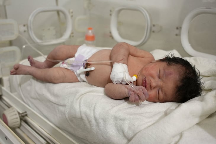 VIDEO: Rescatan a recién nacida entre los escombros en Siria