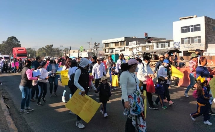 Profesores y alumnos bloquean por tres horas la autopista México-Puebla; exigen pago de salario a docentes