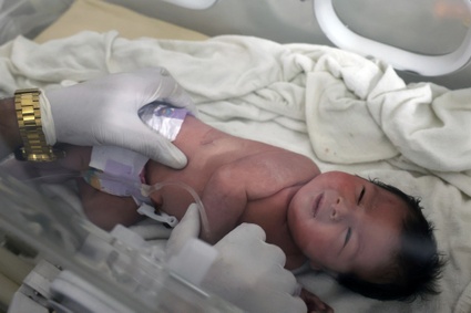 En Siria rescatan a bebé que nació entre escombros