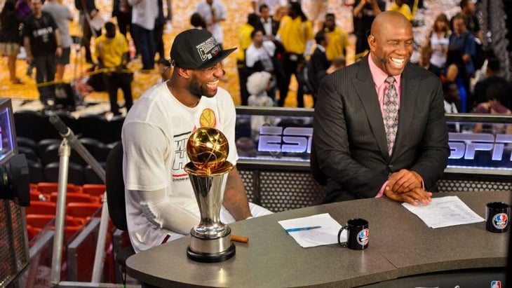 Magic se rinde a LeBron: 'Nunca pensé que se rompería el récord de Kareem'