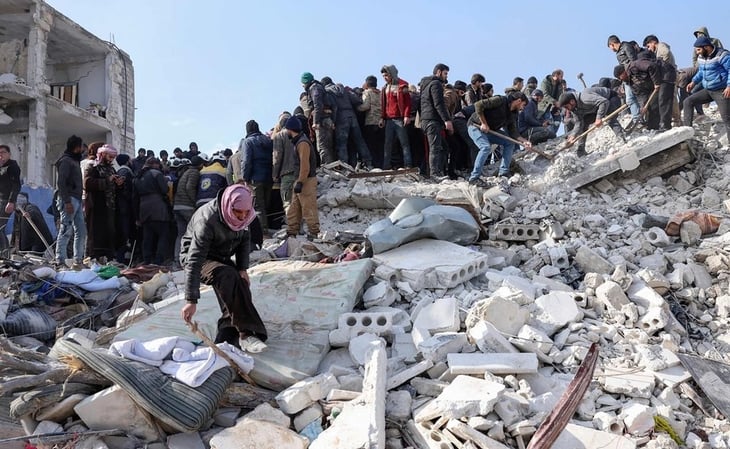 'Se me fue mi familia entera': sirio busca entre los escombros a 30 personas, tras terremoto