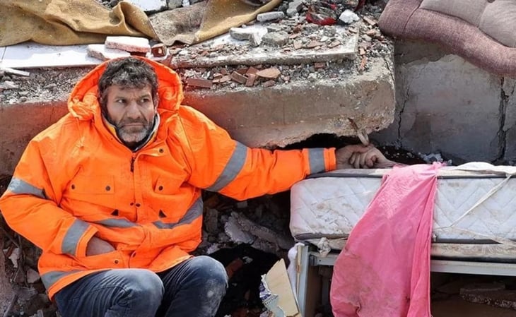 Padre se aferra a la mano de su hija muerta entre los escombros en Turquía