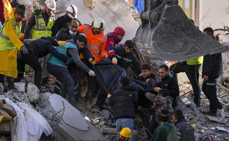 FOTOS: Desesperados, socorristas en Turquía buscan vida entre escombros
