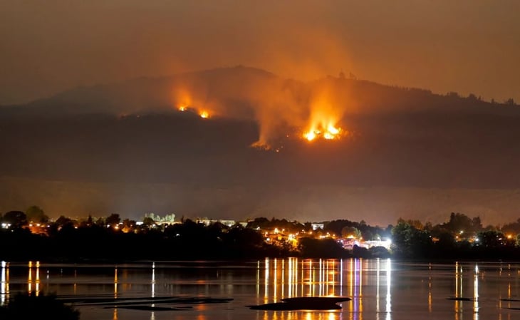 Decretan toque de queda en municipios afectados por incendios en Chile