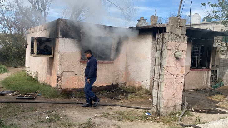 Hombre le prende fuego a la casa de su expareja con sus hijos dentro en Monclova 
