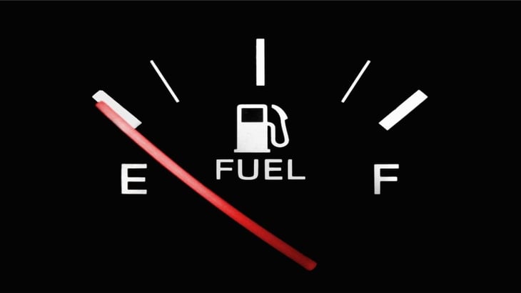 Cuáles son los riesgos de conducir un automóvil con niveles bajos de gasolina