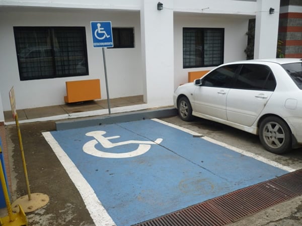 Texanos no respetan espacios para discapacitados en México