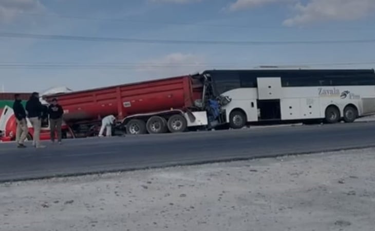 Chocan autobús de pasajeros y tráiler en Coahuila; hay un muerto y 25 lesionados