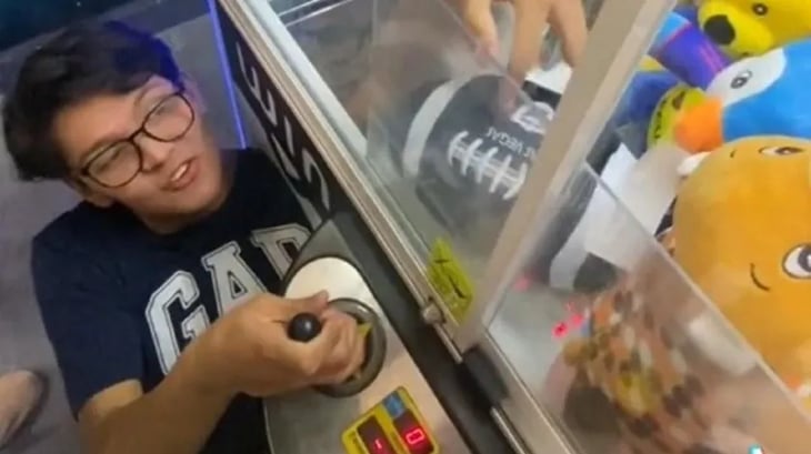 Joven se vuelve viral en TikTok por robarse los peluches de una máquina