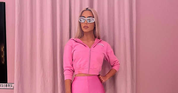 Kim Kardashian se luce como Barbie con ajustados leggings y crop top rosa