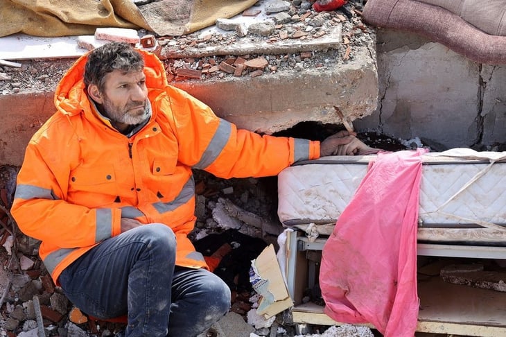 'Nunca olvidarán esta imagen'; fotógrafo habla de padre e hija en terremoto de Turquía