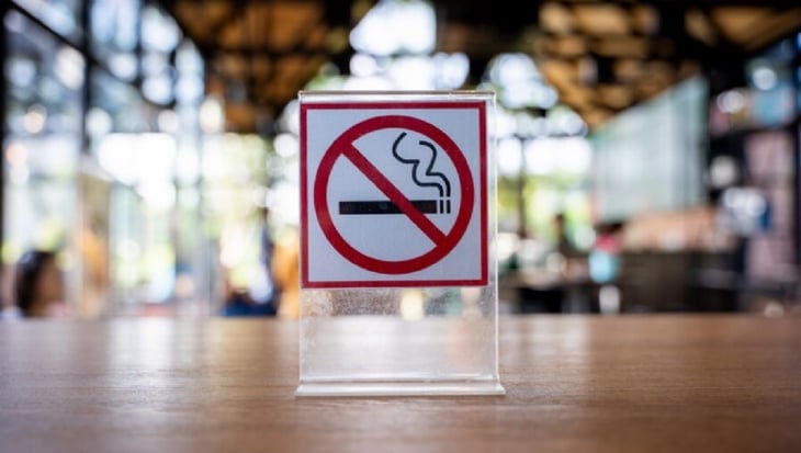 Restauranteros buscan amparos contra reglamento que prohíbe fumar en las terrazas